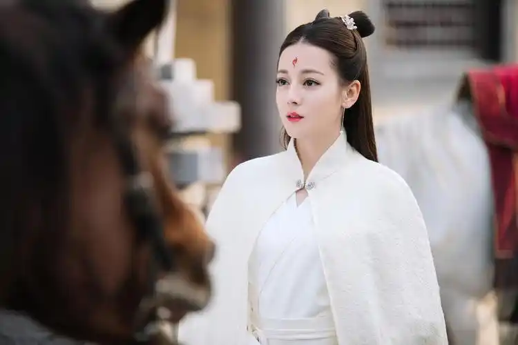 迪丽热巴新剧造型盘点 可爱美艳无缝衔接