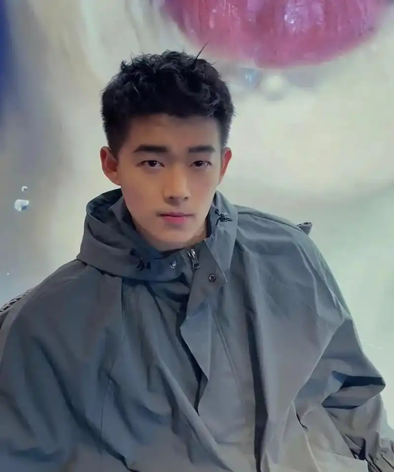 单眼皮的高鼻梁小哥哥,到底是谁在和他谈恋爱啊?