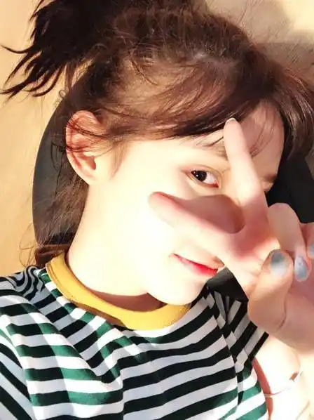 林允晒素颜自拍秀刘海 比耶卖萌皮肤水嫩睡相可爱