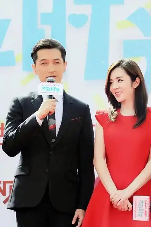 现在大家都说胡歌和王晓晨是男女朋友了.