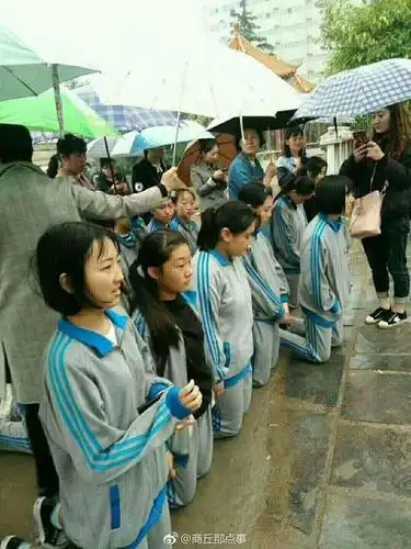 河南商丘六中一班主任人"走了", 学生们雨中跪送