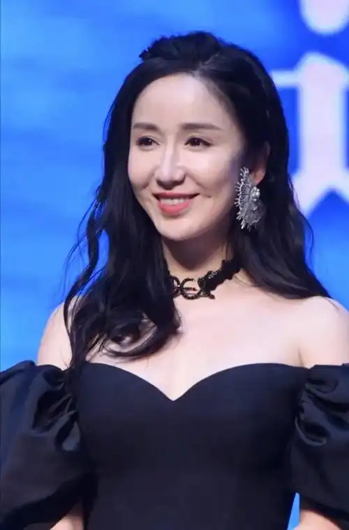 娄艺潇身材怎样(高清图下苹果肌下垂脸部凹痕明显)(1)