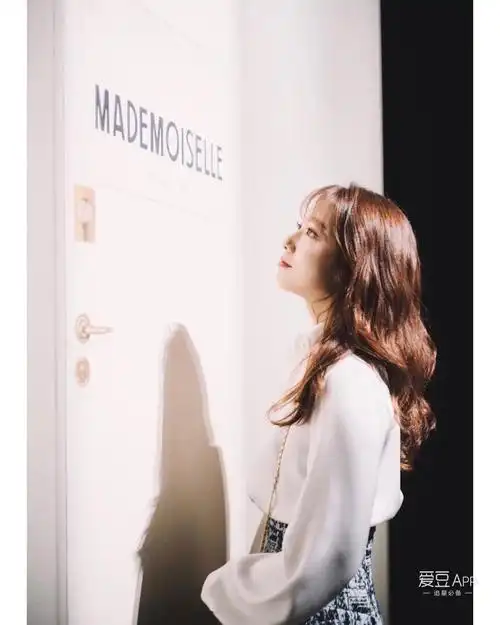 朴信惠新闻180209镜头下闪闪发光的美貌侧颜无敌朴仙子