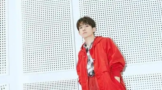 易烊千玺超潮帅气的面容搭配震撼的服装不可多得