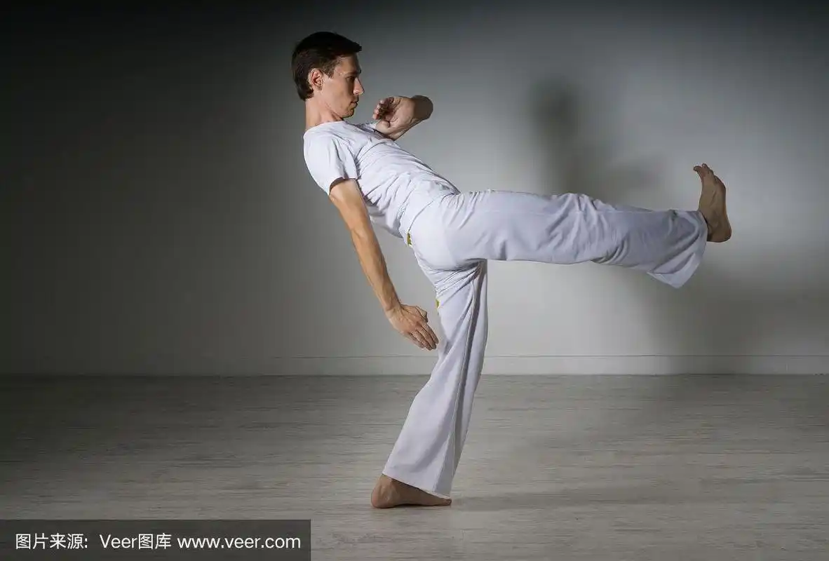 穿着运动服的男人表演踢腿.