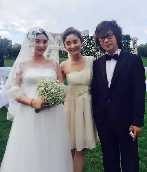 斓曦不顾形象时,她低调宣布要结婚了,并且已经怀孕,丈夫是一名创作型