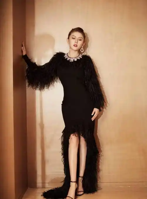 原创热依扎这种清凉穿搭要火了吊带紧身牛仔裤凸显好身材