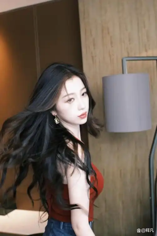 13日,虞书欣最新工作日常照释出,魅力十足.