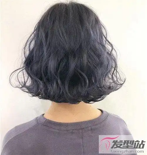 中短发波波头,头发烫卷水波纹卷发,头发染灰蓝色,增加发型的时尚感和