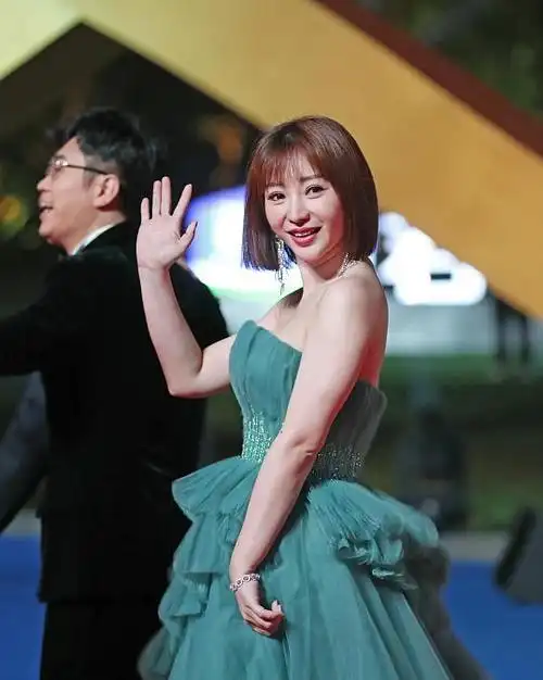 柳岩的微胖身材一点也不丑,穿抹胸裙曲线饱满,配娃娃头也太嫩了_腾讯