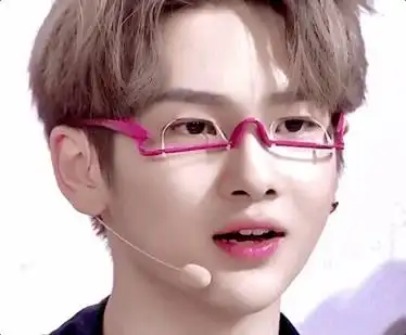 周震南戴双眼皮眼镜儒雅大衣黑框眼镜