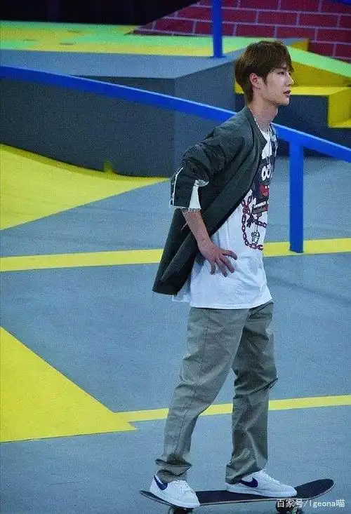 王一博:一宝儿的标志性动作,拽拽的恣意少年,来呀!叉腰啊!