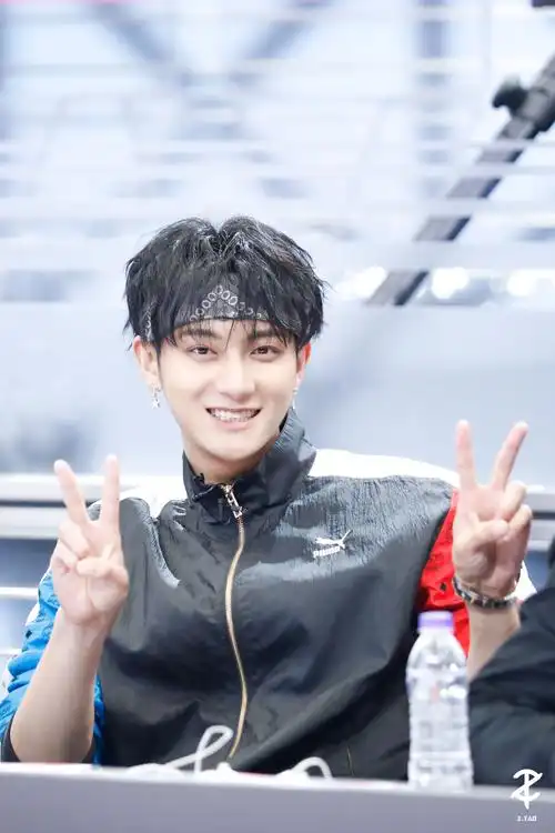 原创黄子韬张允恩恋情疑似曝光众多同款被扒这是实锤了吧