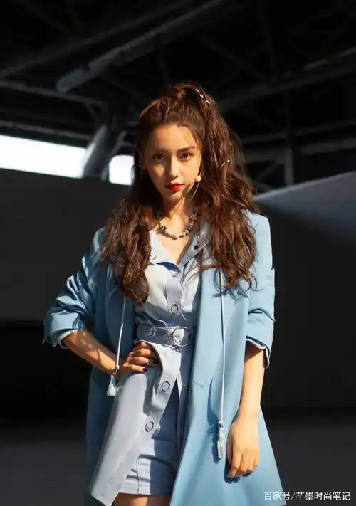 杨颖不愧是"腿精",扎丸子头穿搭彩色印花连衣裙,一点不像30岁_设计