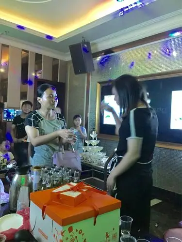 庆祝闺蜜生日ktv