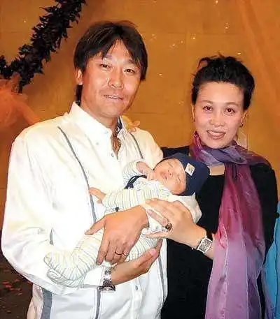 51岁那英全家近照,二婚老公长相一言难尽,儿女却美得不似亲生