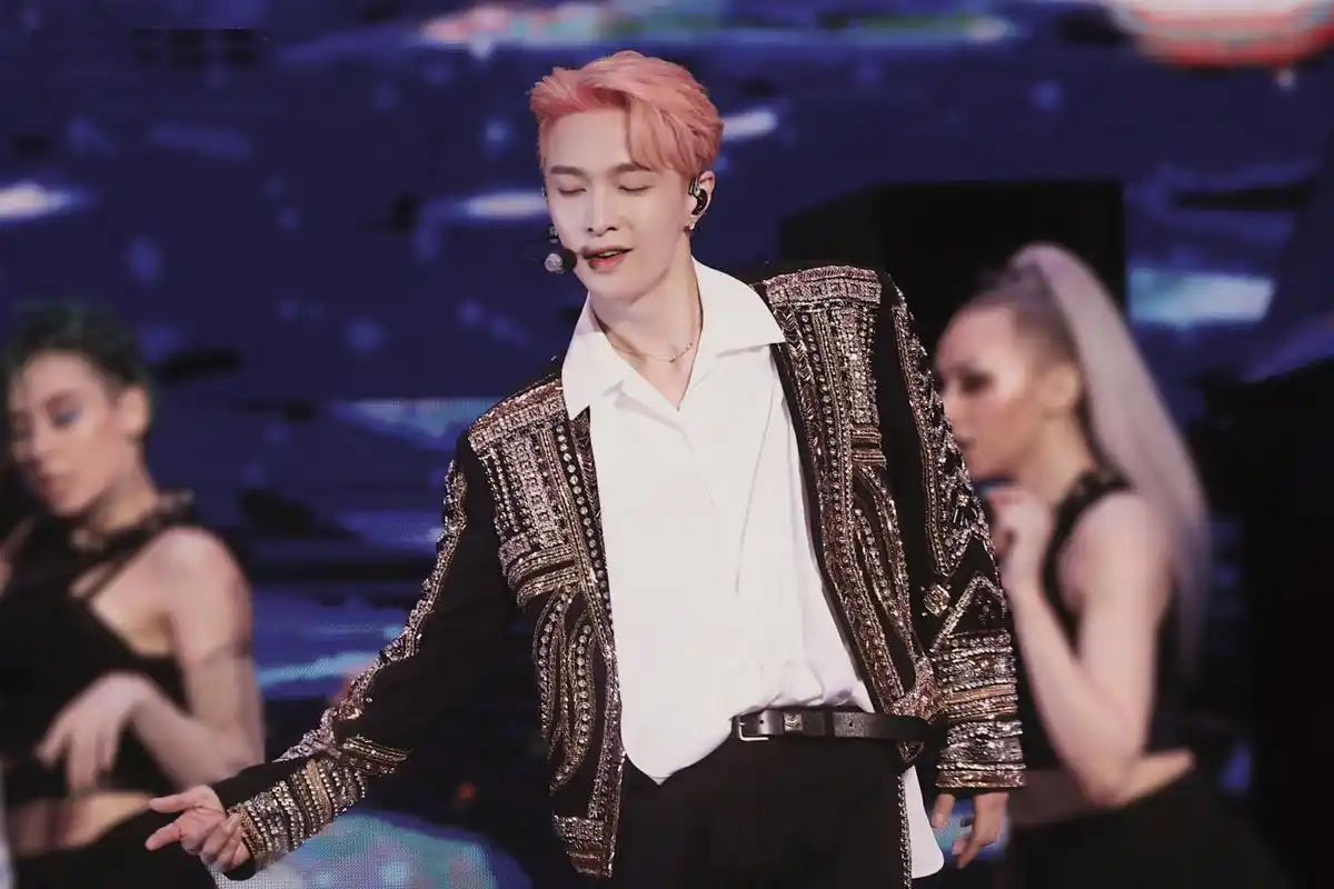 原创张艺兴演唱会现场魅力十足直接舞台上换装发型与黄子韬有一拼