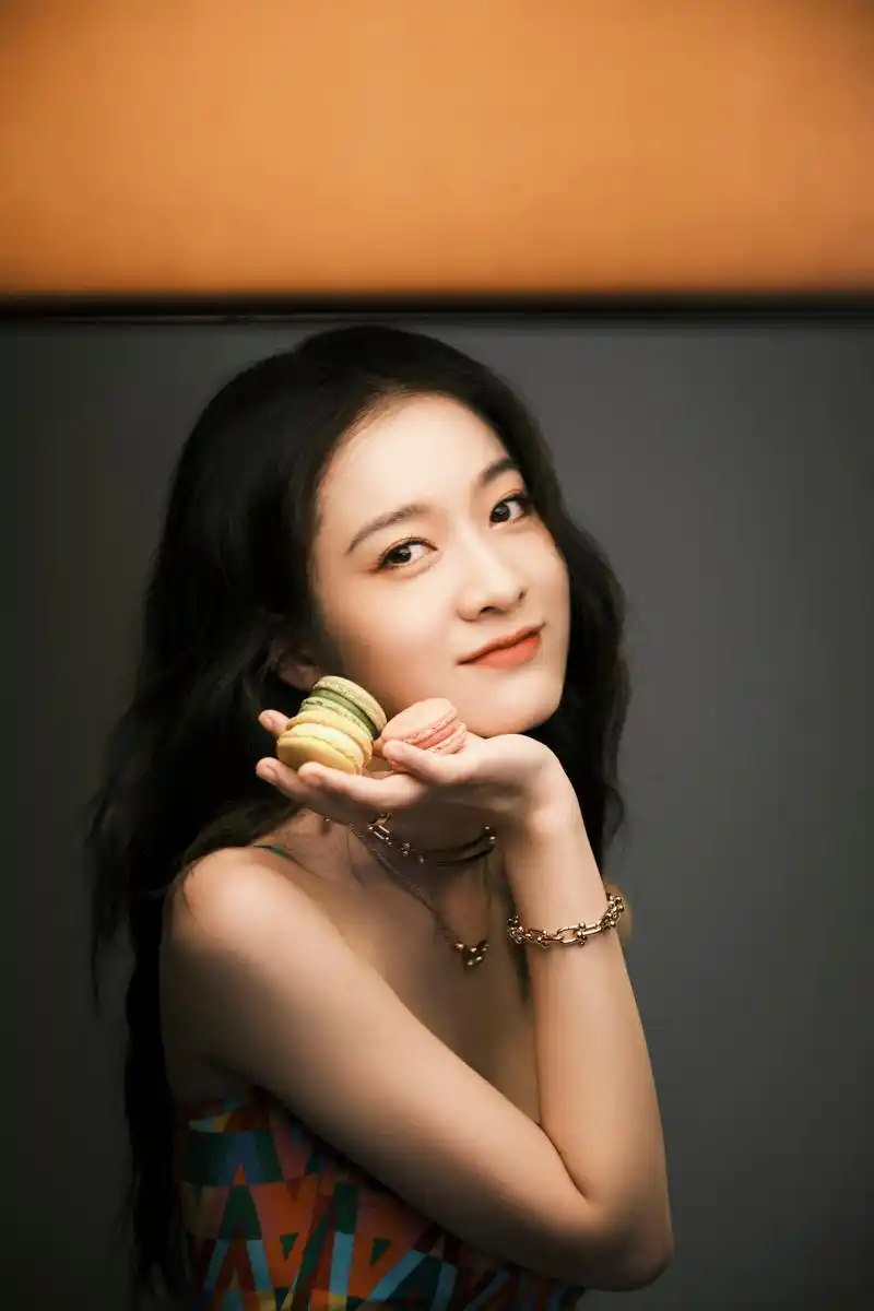 张雪迎写真,一袭吊带花裙,姿态优雅,时尚俏丽