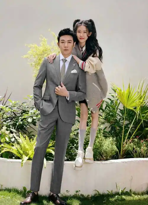 陆毅带女儿拍写真,15岁贝儿身高快赶上爸爸,一双"筷子腿"吸睛_身材