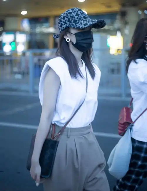 原创肖战参加如梦庆功宴李沁也意外在场他还被泄露行程遭围堵