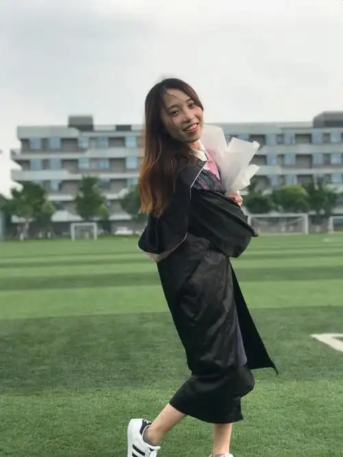 疯狂按快门,自己要放心大胆的尝试各种pose,毕业啦,要留下仪式感的