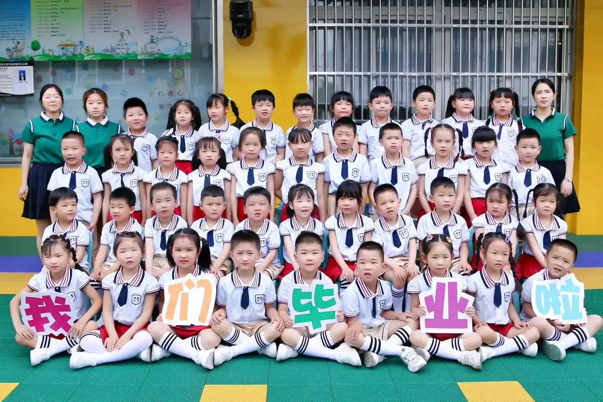 小博士幼儿园毕业照成片请欣赏时光荏苒眨眼三年