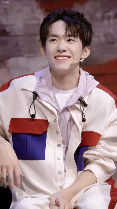 求易烊千玺笑得很开心的图片