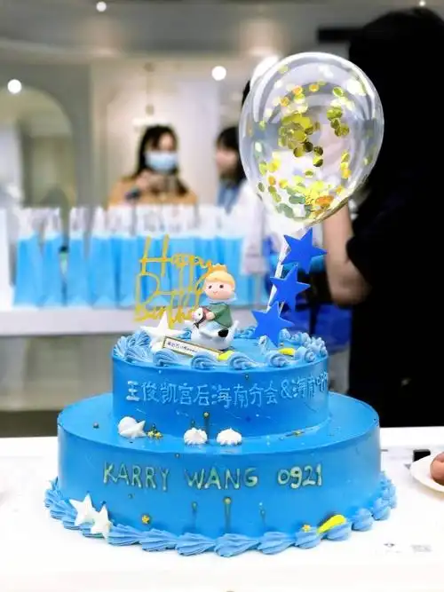 王俊凯超话|#拥抱21岁的王俊凯#收集到的线下生日蛋糕.