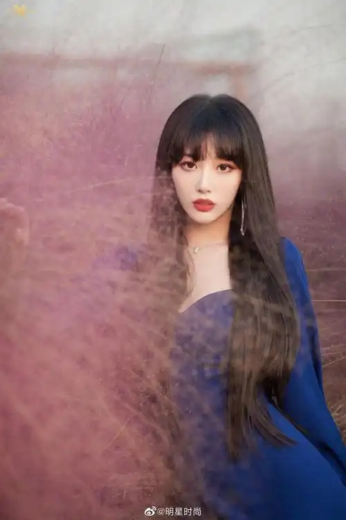 孔雪儿最新造型,她一袭复古蓝色连衣裙,尽显浪漫优雅