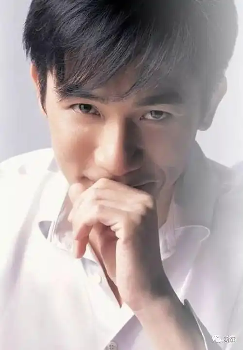 梁朝伟的眼睛是很传神,眼神表现力很强,据说很多表演课的老师在上眼神