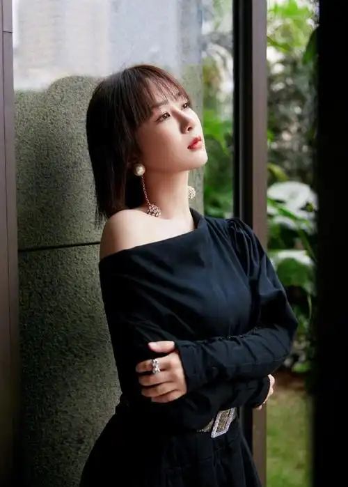 杨紫黑色斜肩连衣裙