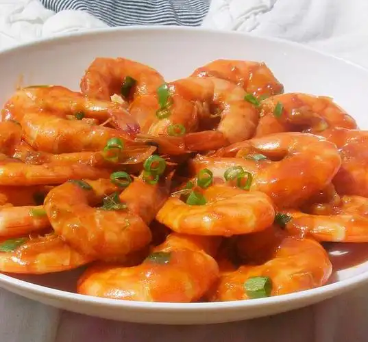 【红焖大虾】 1.虾500g,用清水冲洗.