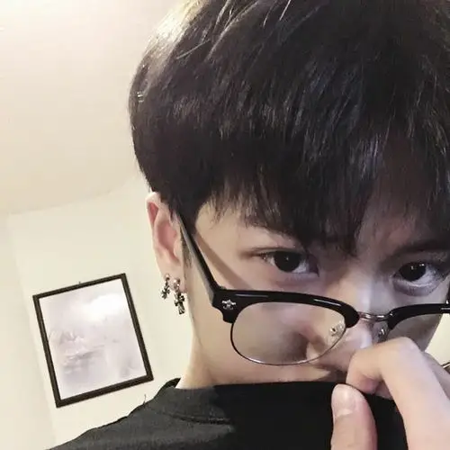 戴眼镜帅哥男生图片戴眼镜的男生图片