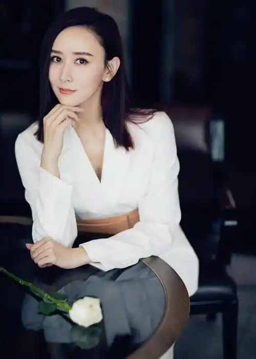 原创胡静和老公手牵手亮相穿紫色包臀裙好低调颜值才是王道