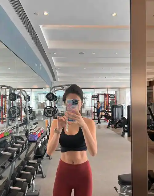 1/ 6 搜狐娱乐讯 11月26日,杨采钰在社交平台上晒出一组在健身的照片