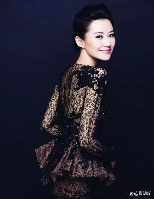 许晴短发齐刘海现身卖萌扮可爱,48岁的她这是发型最失败的一次