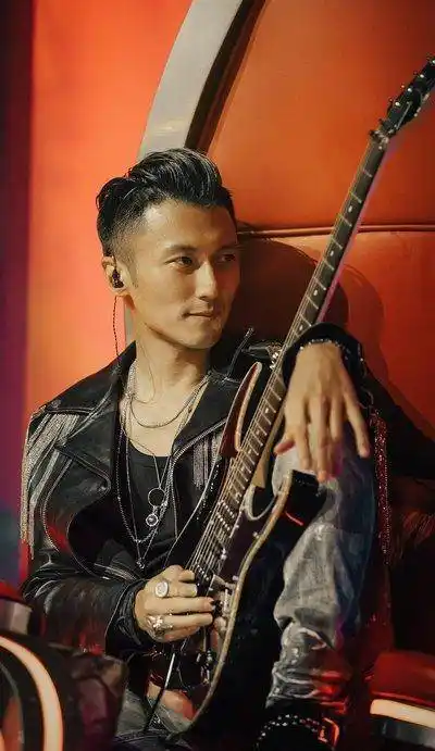 谢霆锋曾患皮肤病,告诉小林青霞,对方却嘲讽他,反倒给了他力量_李宇春