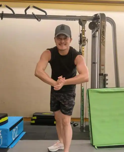 沙溢在镜头前展示健美先生的身影.他中年时体重减轻了很多.