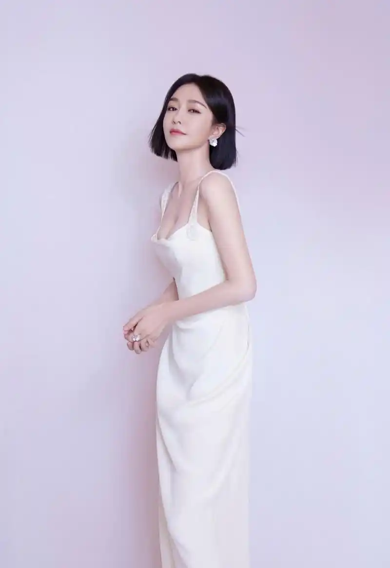 秦岚最新写真照释出,身穿白色吊带长裙,造型优雅,尽显好身材