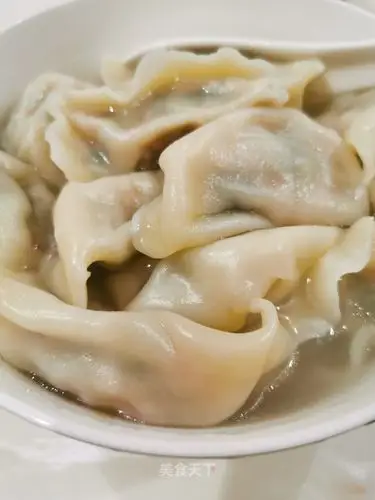 早餐# 读书郎早餐一碗热气腾腾的胡萝卜芹菜肉馅饺子