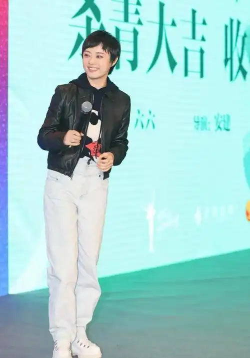 邓超夫妇逛街真随意!孙俪穿情侣布袋裤,从背面看身高像是一米五