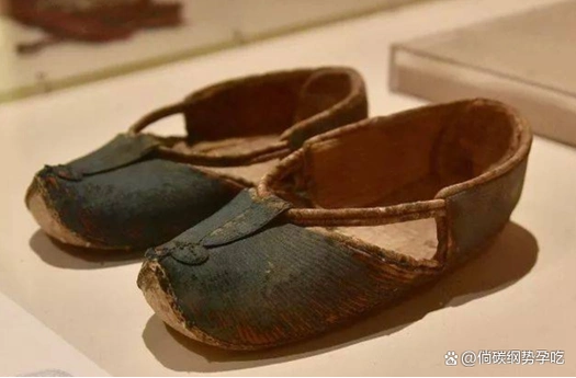 胡化现象使得长安靴履文化与游牧民族文化交融,尤其体