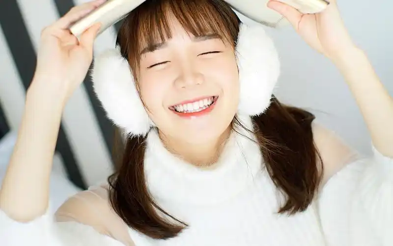 白色毛衣女孩甜美笑容治愈写真图片桌面壁纸第一辑