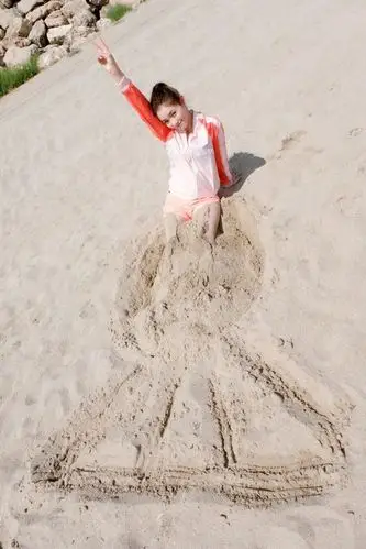 林允海滩玩耍秀长腿 扎高马尾露甜笑青春洋溢