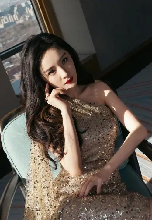 杨幂黑色深v礼服写真(杨幂最新活动写真)(6)