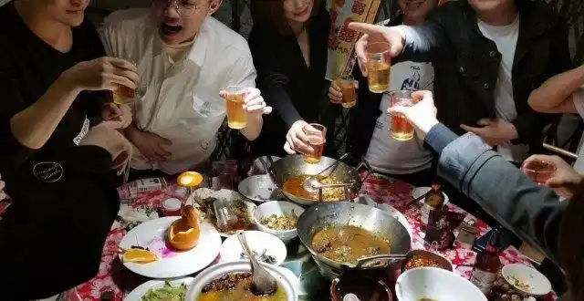 前男友发了个亡妻财之后,就经常来我家饭店喝酒,还向我诉苦