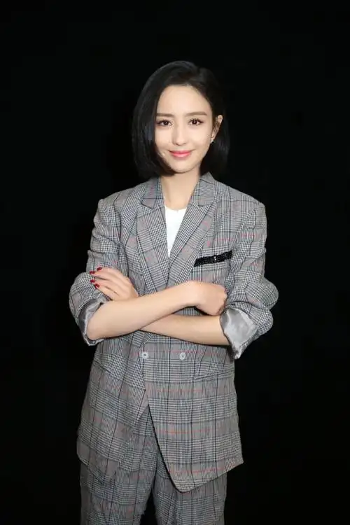 佟丽娅身穿格纹西装重回颜值巅峰!网友:涅磐重生就对了!