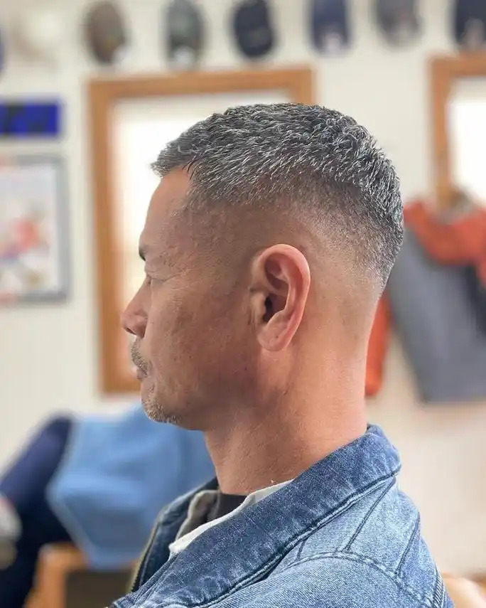 周边铲短发型适合大多数人,白发大叔剪完帅到不敢相信,不信你看