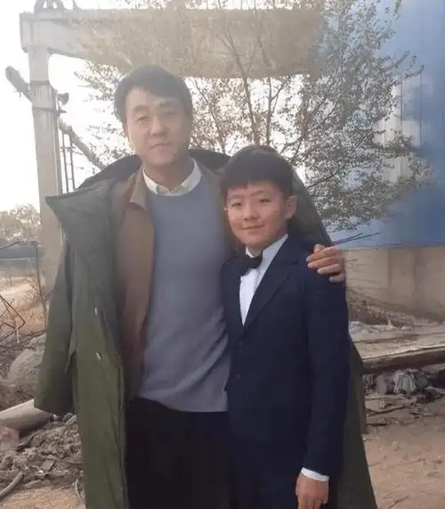 原来李海洋就是何冰的老婆!结婚27年生下帅气儿子,如今21岁子承父业