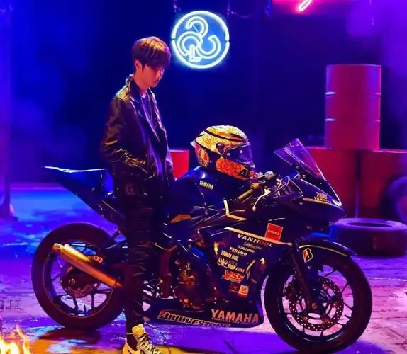 王一博参加珠海zic摩托车赛